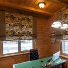 Римские шторы для кабинета в деревянном доме фото