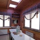 Римские шторы для кухни в деревянном доме фото