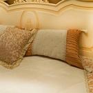 Декоративные подушечки для классической спальни фото
