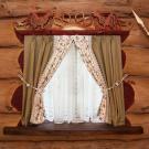 Фото шторки на небольшое окно номера в стиле русской сказки на Горном Алтае