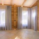 Фото штор в гостиную деревянного дома в современном стиле