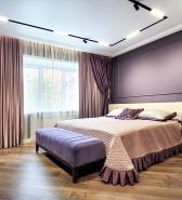 Фото штор для спальни и убранство кровати неоклассика 2022 