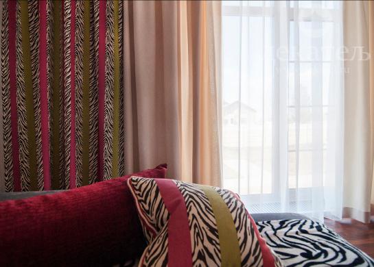 Фото яркие декоративные подушки в современном интерьере гостиной 
