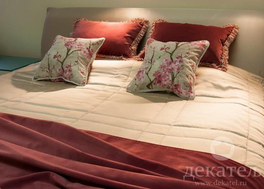 Фото декоративные подушки и покрывало для спальни в современном стиле 2016 