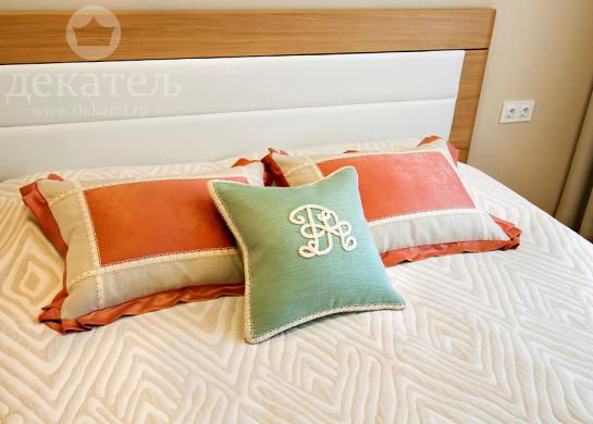 Фото декоративные подушки для спальни с монограммой 2017