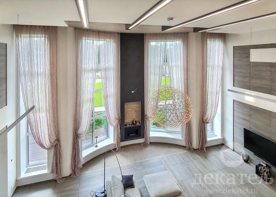 Фото штор в двухсветную гостиную 2022
