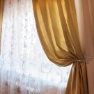 Фото шторы для спальни с металлическими подхватами 