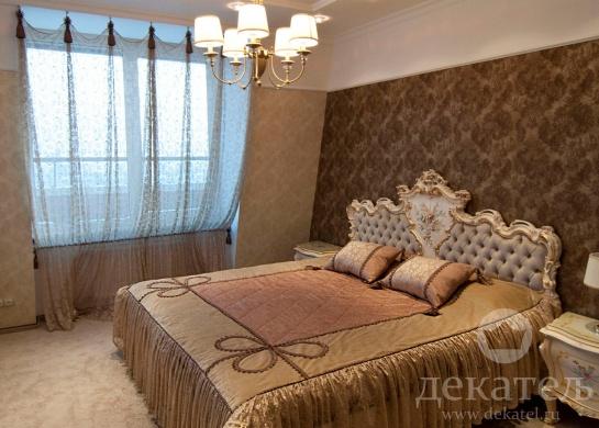 Легкие шторы для классической спальни