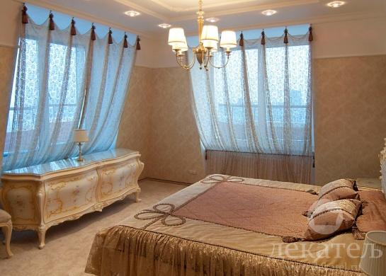 Легкие шторы для классической спальни