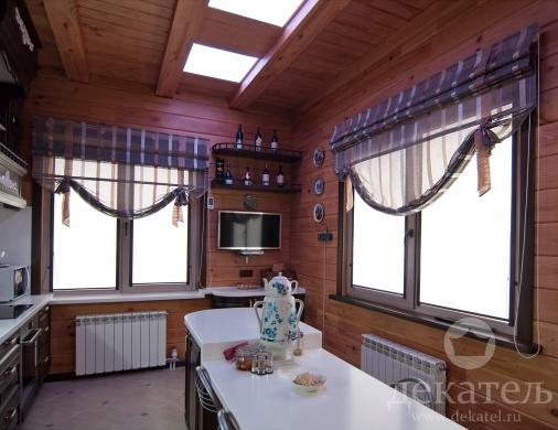 Римские шторы для кухни в деревянном доме фото