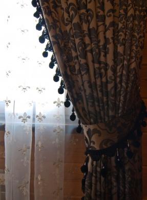 Классические портьерные ткани в деревянный дом фото