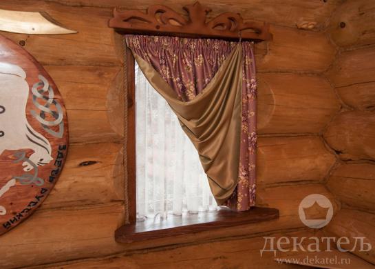Фото штора на небольшое окно номера в стиле русской сказки на Горном Алтае