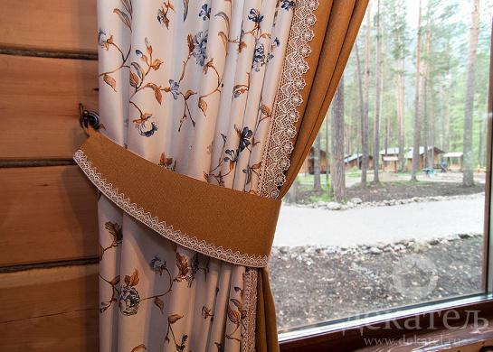 Фото фрагмент штор для кухни базы отдыха на Горном Алтае