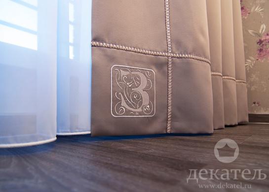 Фото вышивка инициалов заказчиков на шторах для спальни 2018