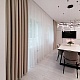 Фото портьер в минималистичный интерьер кухонной зоны 2023